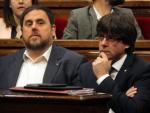 Oriol Junqueras i Carles Puigdemont en el ple sobre la pobresa al Parlament aquest dimecres ACN