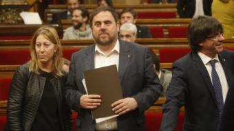 El vicepresident Junqueras, amb el president Puigdemont i la consellera Munté, ahir al ple ORIOL DURAN