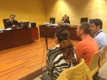 Cimpeanu durant el judici, que es va fer el 9 de març a la secció tercera de l'Audiència. A la seva dreta, un agent dels Mossos que el custodiava i a la seva esquerra, la intèrpret G.P