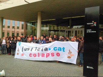 Protesta , de treballadors dels jutjats civils i socials de Barcelona, ahir a la Ciutat Judicial M.P
