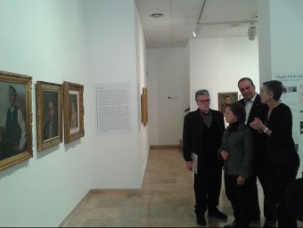 Exposició de Magda Folch al Museu d'Art Modern de Tarragona, ahir, amb els responsables de la seva organització C.F