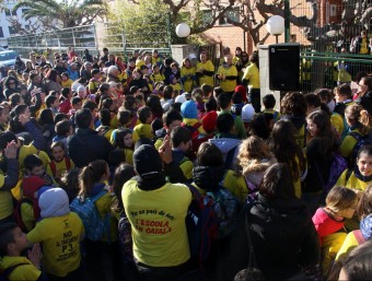 La concentració va tenir lloc a les portes de l'escola Soriano Montagut. JORDI MARSAL /ACN