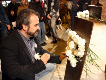 Un ciutadà dipositant flors al monòlit en record a les víctimes del tren ahir a la tarda a Montcada ACN/M. BELMEZ
