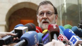 Mariano Rajoy, atenent ahir els periodistes després d'una concentració en memòria de les víctimes de l'11-M MARISCAL / EFE