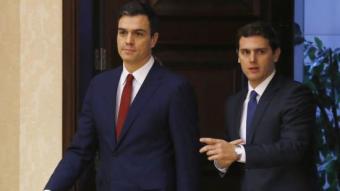 El secretari general del PSOE, Pedro Sánchez, i el president de C's, Albert Rivera, el passat 25 de febrer al Congrés EFE