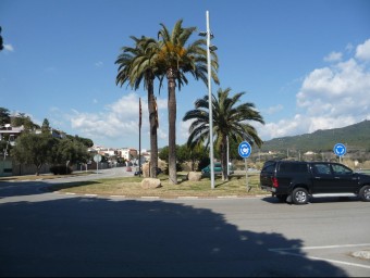 La rotonda d'entrada a Argentona era un dels punts on el 2013 es preveia instal·lar-hi càmeres de vigilància en ares de millorar la seguretat. LLUIS ARCAL
