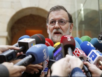 Mariano Rajoy, atenent ahir els periodistes després d'una concentració en memòria de les víctimes de l'11-M MARISCAL / EFE