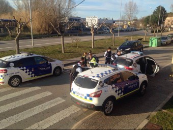Un instant durant el trasllat dels detinguts des de Llagostera cap a la comissaria dels Mossos d'Esquadra a Santa Coloma de Farners POLICIA DE LLAGOSTERA
