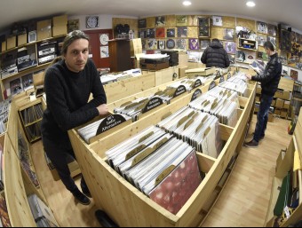 Domènec Merchan, ahir, a Grans Records, la botiga –només de vinils– que va obrir fa dos anys i mig a Lleida SANTI IGLESIAS