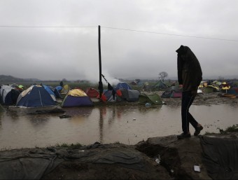 Un refugiat camina per un campament de refugiats inundat per les pluges, al costat de la frontera entre Grècia i Macedònia EFE