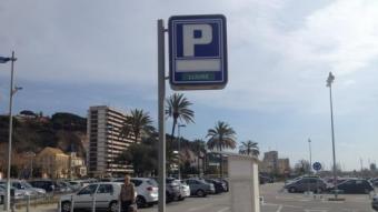L'aparcament de la Picòrdia, a tocar del port, s'omple de cotxes des que a final d'any no s'hi paga a l'espera del nou gestor. E. FERRAN