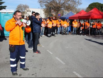 Treballadors de Bacardí concentrats davant la planta de Mollet del Vallès en protesta per l'ERO. ACN