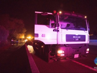 El camió a l'autopista i el cotxe dels Mossos darrera Billy Ramon