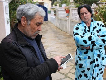Juan María Gallego i Inés de Ávila, 
			pares de l'home mort a Cunit, ensenyen als periodistes imatges de la detenció al mòbil ACN