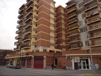 Bloc de pisos a Balaguer. L'habitatge és una de les prioritats de la mesa d'emergència social D.M