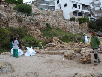 Treballs de neteja al jaciment dels termes de mar de la vil·la romana dels Munts d'Altafulla ARXIU/INFOCAMP