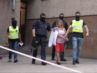 Els Mossos s'emporten una de les arrestades el dia 28 de juliol. MARINA LÓPEZ/ACN
