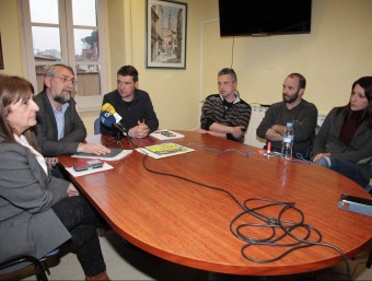 D'esquerra a dreta, Maria Assumpció Rodríguez, Enric Vendrell, l'alcalde de Sant Hilari, Joan Ramon Veciana, i els regidors Jordi Rotllant, Jordi Moragas i Judit Gómez, ahir JOAN SABATER