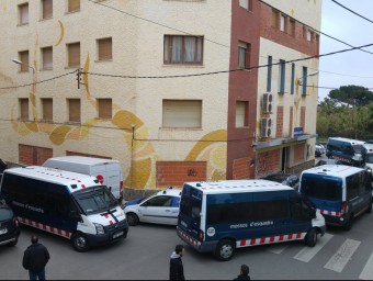 El nombrós desplegament de la policia local i els Mossos d'Esquadra ahir al matí a Pineda de Mar T.M