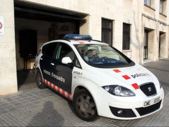 Un vehicle dels Mossos condueix l'acusat cap a la presó, aquest dimecres a Tarragona ACN