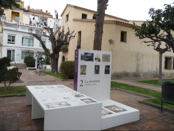 Repàs biogràfic. Els plafons de la mostra repartits pels jardins de Can Baratau segueixen la trajectòria vital i artística de Lola Anglada. M.M