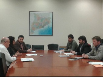 Imatge de la reunió de la delegació d'alcaldes del Lluçanès amb representants del grup parlamentari de Junts pel Sí. M.VICENTE