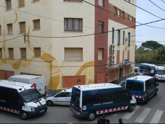 Imatge de l'operació policial de Mossos i policia local a l'antic hotel Marina Beach de Pineda T.M