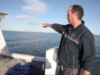 Un pescador de Deltebre mostra un dels punts més conflictius on s'acumula la sorra. JUDIT FERNÀNDEZ/ ARXIU