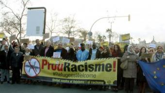 Capçalera de la manifestació contra el racisme i a favor dels refugiats al seu pas pel passeig Joan de Borbó de Barcelona ACN