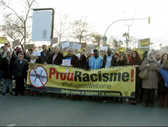 Capçalera de la manifestació contra el racisme i a favor dels refugiats al seu pas pel passeig Joan de Borbó de Barcelona ACN