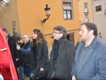 Carles Puigdemont i Oriol Junqueras entrant a l'església, ahir a la tarda IVAN GENESCÀ
