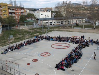 Celebració del dia internacional PI al pati de l'institut Lluís Companys de Tordera dilluns passat J.M