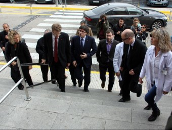 El president Carles Puigdemont i el conseller de Salut, Toni Comín, entre d'altres, a l'hospital de Tortosa ACN