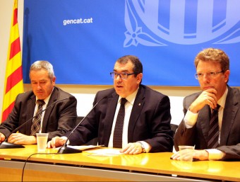El delegat del govern a les Terres de l'Ebre, Xavier Pallarès, el conseller d'Interior, Jordi Jané, i l'alcalde de Tortosa, Ferran Bel, durant la roda de premsa d'aquest dilluns ACN