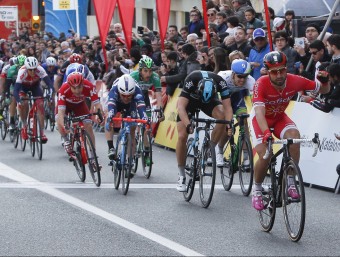 Bouhanni va guanyar a Calella la primera etapa de la Volta amb autoritat QUIQUE GARCIA / EFE