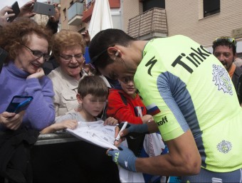 Contador firma un autògraf a la sortida de Calella QUIQUE GARCIA / EFE