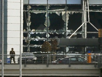 Un soldat belga vigila les instal·lacions de l'Aeroport de Zaventem, després de l'atemptat REUTERS