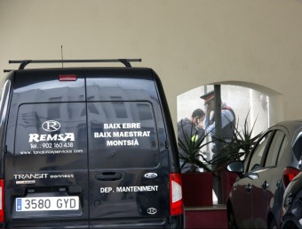 Agents dels Mossos al Tanatori de Tortosa, on els familiars han acudit a identificar les víctimes ACN