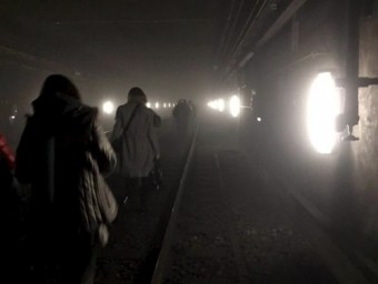 Passatgers del metro de Brussel·les són evacuats a través dels túnels després de l'explosió a l'estació de Maalbeek REUTERS