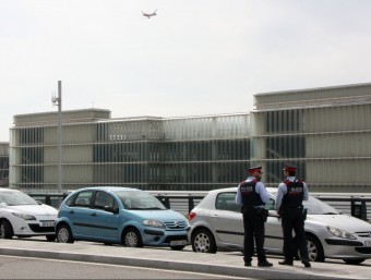 Agents dels Mossos d'Esquadra vigilen l'Aeroport del Prat, aquest dimarts al migdia ACN