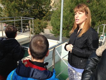 El primer grup del dia, durant la visita, a la depuradora d'aigua situada al costat del Castell de Sant Ferran. JOAN PUNTÍ