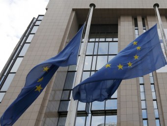 Banderes europees a mig pal a l'exterior de l'edifici del Parlament Europeu, ahir a Brussel·les VINCENT KESSLER/REUTERS