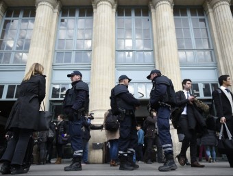 Controls policials, ahir al matí davant l'entrada de la Gare du Nord, en ple centre de París. AFP