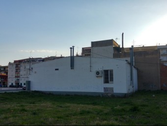 L'edifici del carrer Eivissa del barri del Carme de Pineda, que s'ha d'enderrocar per construir un nou centre de culte musulmà T.M