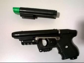 Una pistola Pixon de les que tenen la policia local de Lloret