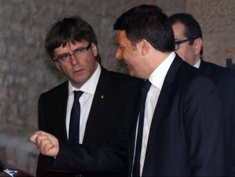 Renzi i Puigdemont mentre es dirigien a visitar les víctimes JAUME SELLART/EFE