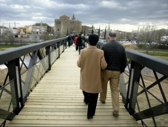 Imatge d'arxiu del pont de ferro de Tordera, amb l'església al fons, i que travessa el riu que dóna nom al poble Q. PUIG