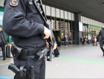 Un mosso vigilants ahir l'accés a l'estació de Sants, a Barcelona acn