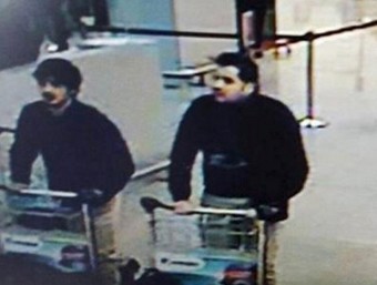 La policia belga ha identificat els dos homes a l'esquerra de la imatge com els germans Khalid i Brahim El Bakraoui REUTERS
