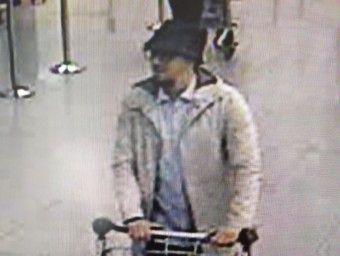 Imatge del tercer sospitós captada per les càmeres de seguretat de l'Aeroport de Brussel·les, que seria Najim Laachraoui ACN